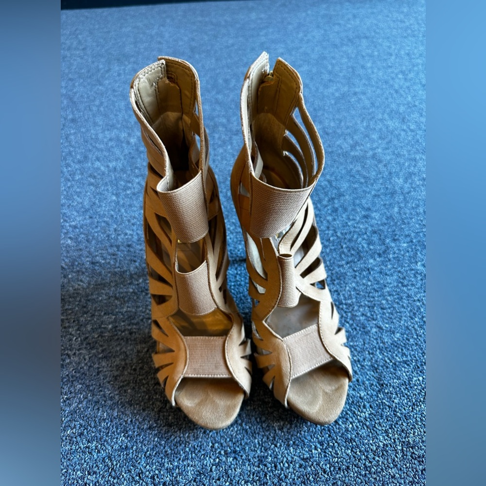 Guess suede ankle cut out bootie size 7